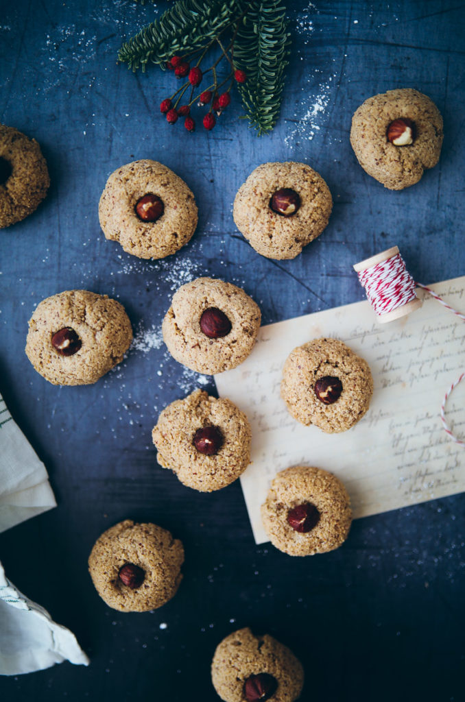 Haselnuss Makronen Weihnachtsplätzchen Nussplätzchen Weihnachtskekse Cookies weihnachtsbäckerei rezepte backrezept zuckerzimtundliebe foodstyling food photography the bakefeed christmas cookies backblog