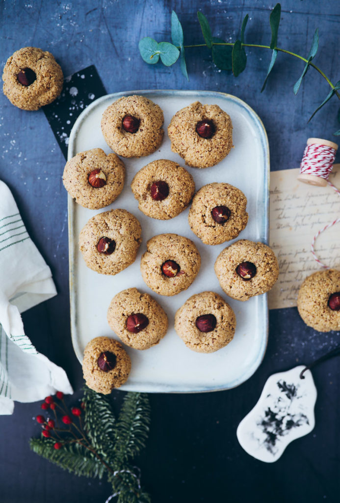 Haselnuss Makronen Weihnachtsplätzchen Nussplätzchen Weihnachtskekse Cookies weihnachtsbäckerei rezepte backrezept zuckerzimtundliebe foodstyling food photography the bakefeed christmas cookies backblog