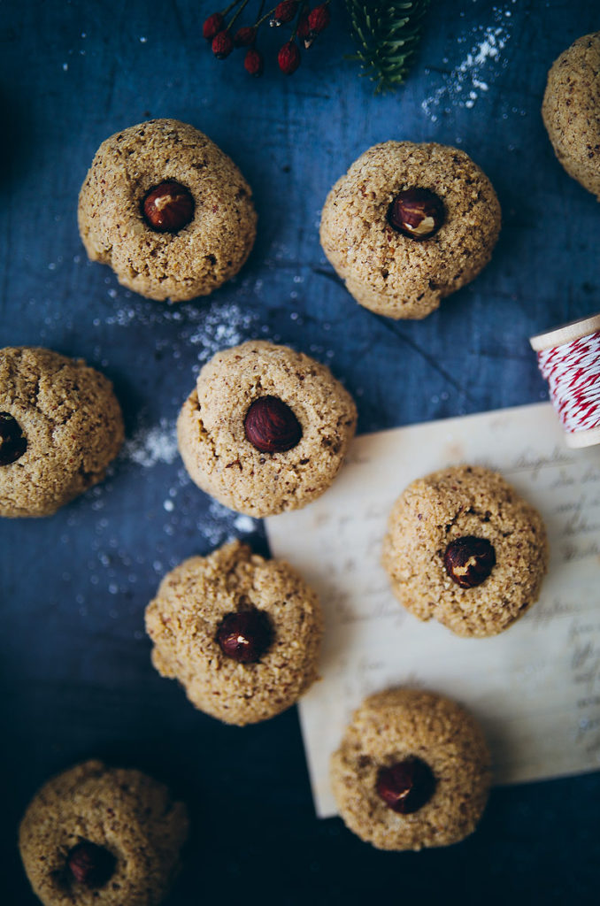 Haselnuss Makronen Weihnachtsplätzchen Nussplätzchen Weihnachtskekse Cookies weihnachtsbäckerei rezepte backrezept zuckerzimtundliebe foodstyling food photography the bakefeed christmas cookies backblog