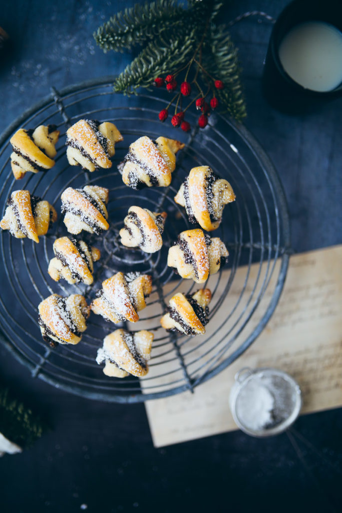 Rugelach Rezept Backrezept Weihnachtsplätzchen Mohnplätzchen Mohnfüllung Weihnachtskekse Weihnachtsbäckerei zuckerzimtundliebe foodstyling food photography poppy seed rugelach Mürbeteig Backblog