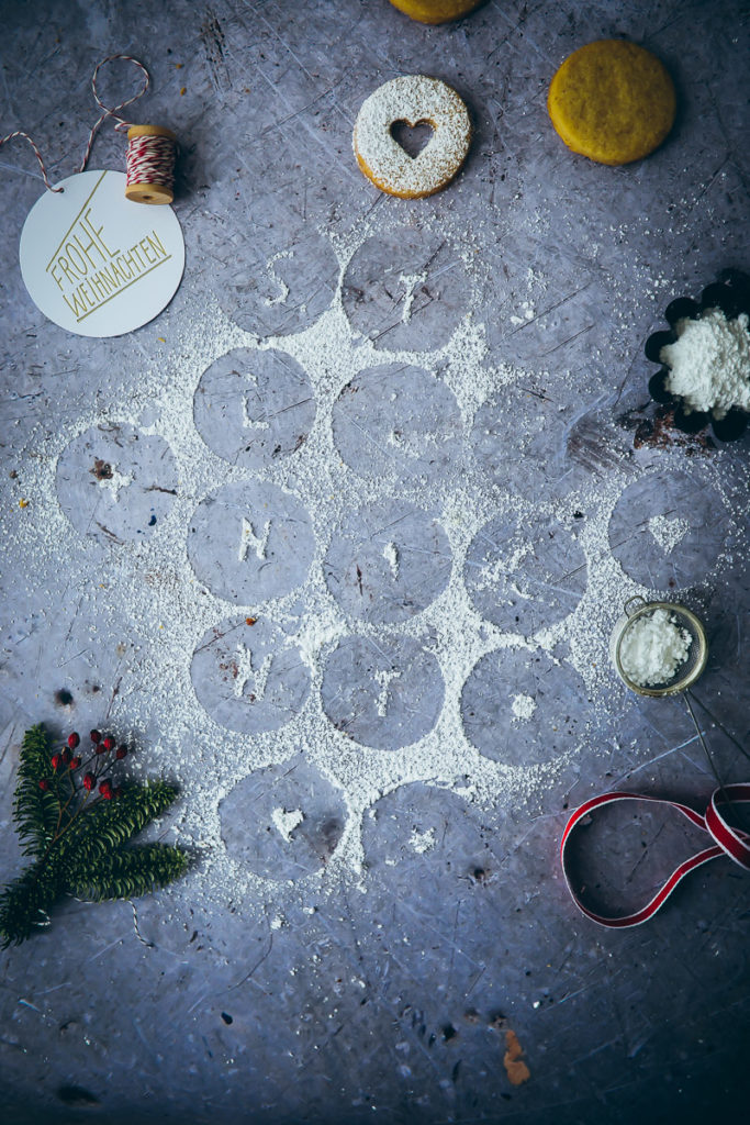 Spitzbuben Weihnachtsplätzchen Rezept Weihnachtskekse Nougatplätzchen Nougatkekse Nougatfüllung foodblog mürbeiteig ausstechplätzchen christmas cookies foodstyling food photography zuckerzimtundliebe backblog weihnachtsbäckerei ideen backen mit kindern spitzbuben ohne marmelade