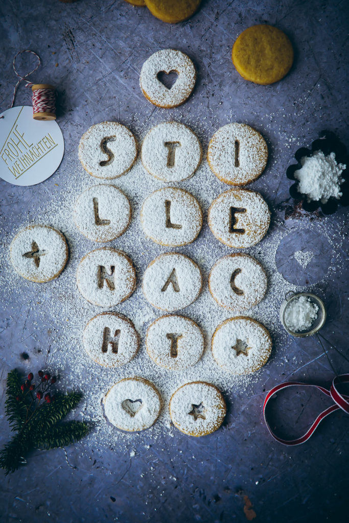 Spitzbuben Weihnachtsplätzchen Rezept Weihnachtskekse Nougatplätzchen Nougatkekse Nougatfüllung foodblog mürbeiteig ausstechplätzchen christmas cookies foodstyling food photography zuckerzimtundliebe backblog weihnachtsbäckerei ideen backen mit kindern spitzbuben ohne marmelade