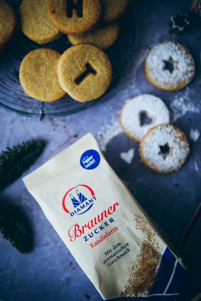 Spitzbuben Weihnachtsplätzchen Rezept Weihnachtskekse Nougatplätzchen Nougatkekse Nougatfüllung foodblog mürbeiteig ausstechplätzchen christmas cookies foodstyling food photography zuckerzimtundliebe backblog weihnachtsbäckerei ideen backen mit kindern spitzbuben ohne marmelade