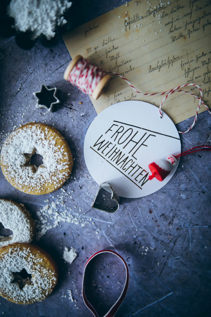 Spitzbuben Weihnachtsplätzchen Rezept Weihnachtskekse Nougatplätzchen Nougatkekse Nougatfüllung foodblog mürbeiteig ausstechplätzchen christmas cookies foodstyling food photography zuckerzimtundliebe backblog weihnachtsbäckerei ideen backen mit kindern spitzbuben ohne marmelade