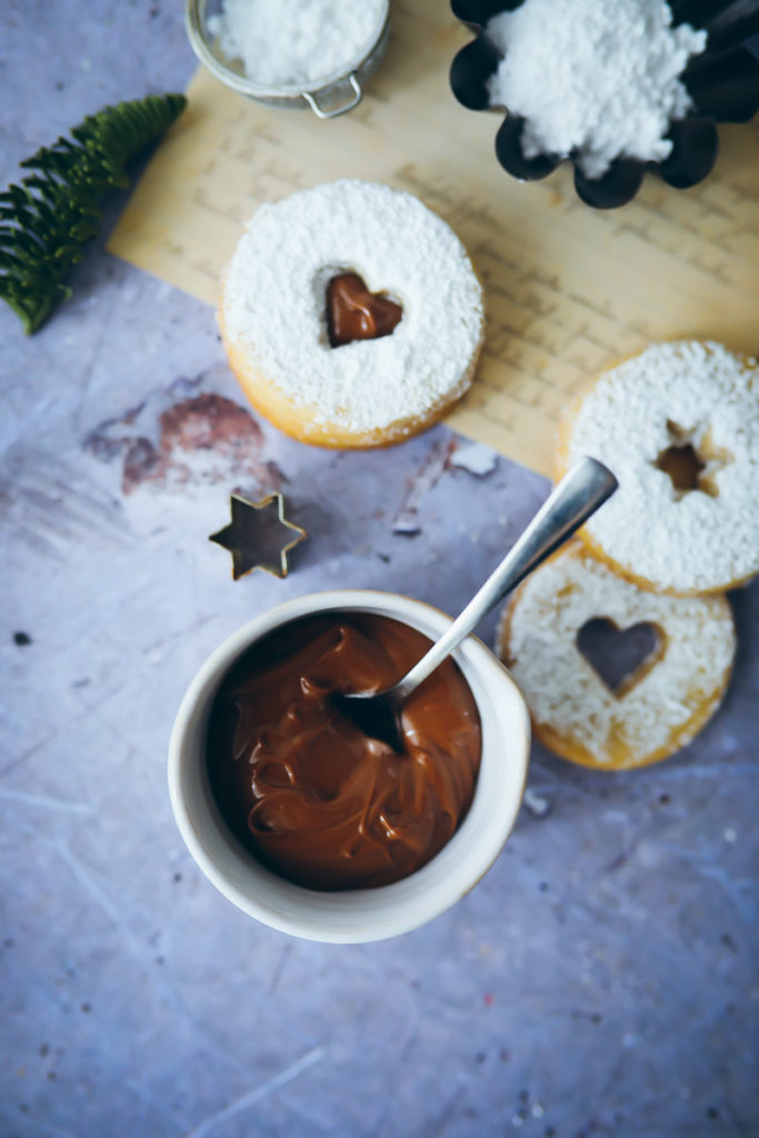 Spitzbuben Weihnachtsplätzchen Rezept Weihnachtskekse Nougatplätzchen Nougatkekse Nougatfüllung foodblog mürbeiteig ausstechplätzchen christmas cookies foodstyling food photography zuckerzimtundliebe backblog weihnachtsbäckerei ideen backen mit kindern spitzbuben ohne marmelade