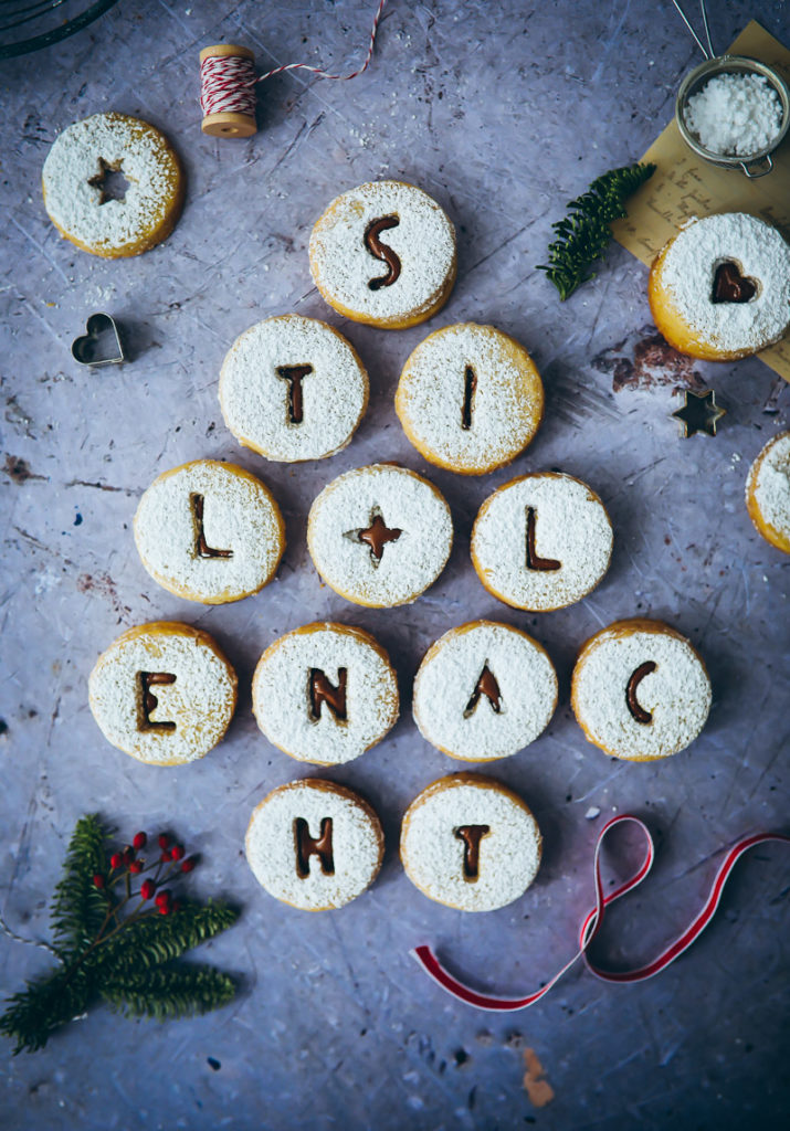 Spitzbuben Weihnachtsplätzchen Rezept Weihnachtskekse Nougatplätzchen Nougatkekse Nougatfüllung foodblog mürbeiteig ausstechplätzchen christmas cookies foodstyling food photography zuckerzimtundliebe backblog weihnachtsbäckerei ideen backen mit kindern spitzbuben ohne marmelade