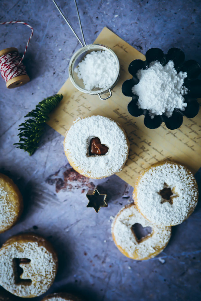 Spitzbuben Weihnachtsplätzchen Rezept Weihnachtskekse Nougatplätzchen Nougatkekse Nougatfüllung foodblog mürbeiteig ausstechplätzchen christmas cookies foodstyling food photography zuckerzimtundliebe backblog weihnachtsbäckerei ideen backen mit kindern spitzbuben ohne marmelade