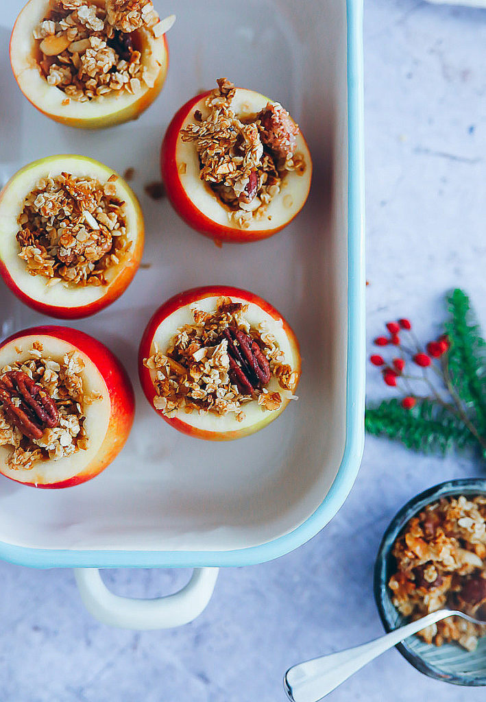 bratapfel rezept jazz apfel rezept granola rezept granola selber machen bratapfel granola filled baked apples zuckerzimtundliebe foodstyling soulfood die besten apfelrezepte food photography foodblog backblog weihnachtsdessert nachtisch weihnachten heiligabend frühstück the bakefeed