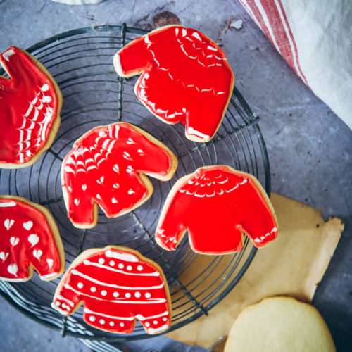 Ugly christmas sweater cookies ausstechplätzchen royal icing rezept einfach weihnachtsplätzchen dekorieren weihnachtsbäckerei zuckerzimtundliebe rezept mürbeteig kekse foodblog backblog foodstyling food photgraphy the bakefeed