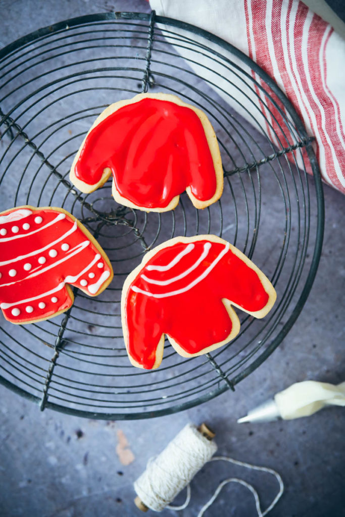 Ugly christmas sweater cookies ausstechplätzchen royal icing rezept einfach weihnachtsplätzchen dekorieren weihnachtsbäckerei zuckerzimtundliebe rezept mürbeteig kekse foodblog backblog foodstyling food photgraphy the bakefeed