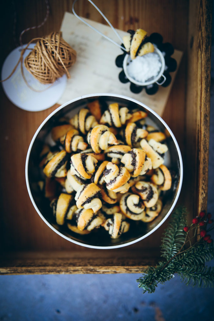 Rugelach Rezept Backrezept Weihnachtsplätzchen Mohnplätzchen Mohnfüllung Weihnachtskekse Weihnachtsbäckerei zuckerzimtundliebe foodstyling food photography poppy seed rugelach Mürbeteig Backblog
