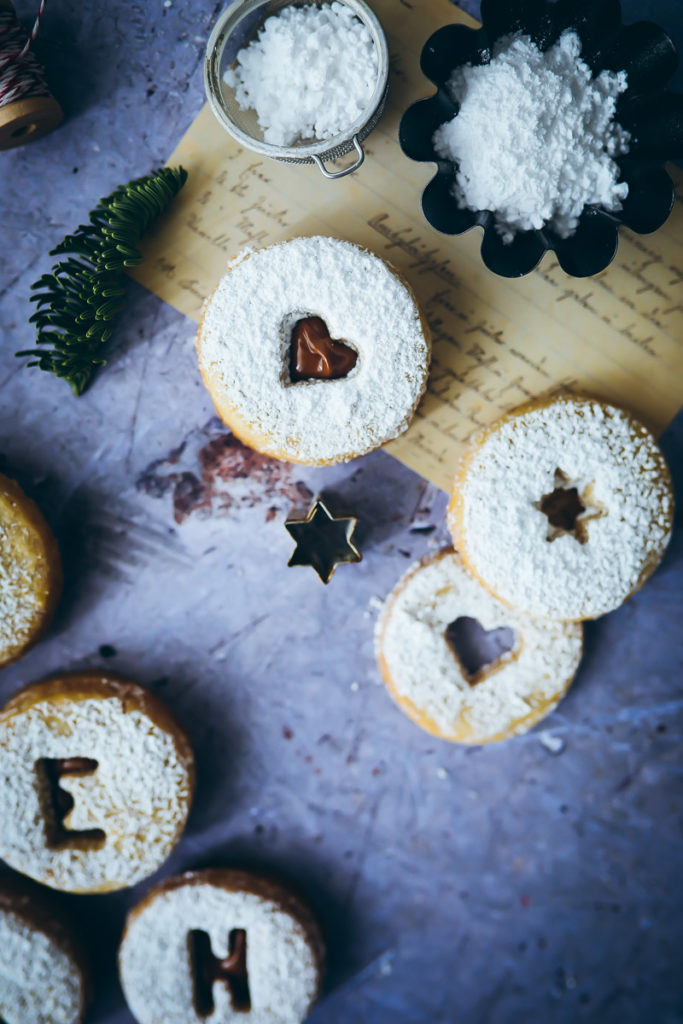 Spitzbuben Weihnachtsplätzchen Rezept Weihnachtskekse Nougatplätzchen Nougatkekse Nougatfüllung foodblog mürbeiteig ausstechplätzchen christmas cookies foodstyling food photography zuckerzimtundliebe backblog weihnachtsbäckerei ideen backen mit kindern spitzbuben ohne marmelade