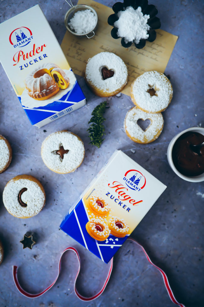 Spitzbuben Weihnachtsplätzchen Rezept Weihnachtskekse Nougatplätzchen Nougatkekse Nougatfüllung foodblog mürbeiteig ausstechplätzchen christmas cookies foodstyling food photography zuckerzimtundliebe backblog weihnachtsbäckerei ideen backen mit kindern spitzbuben ohne marmelade