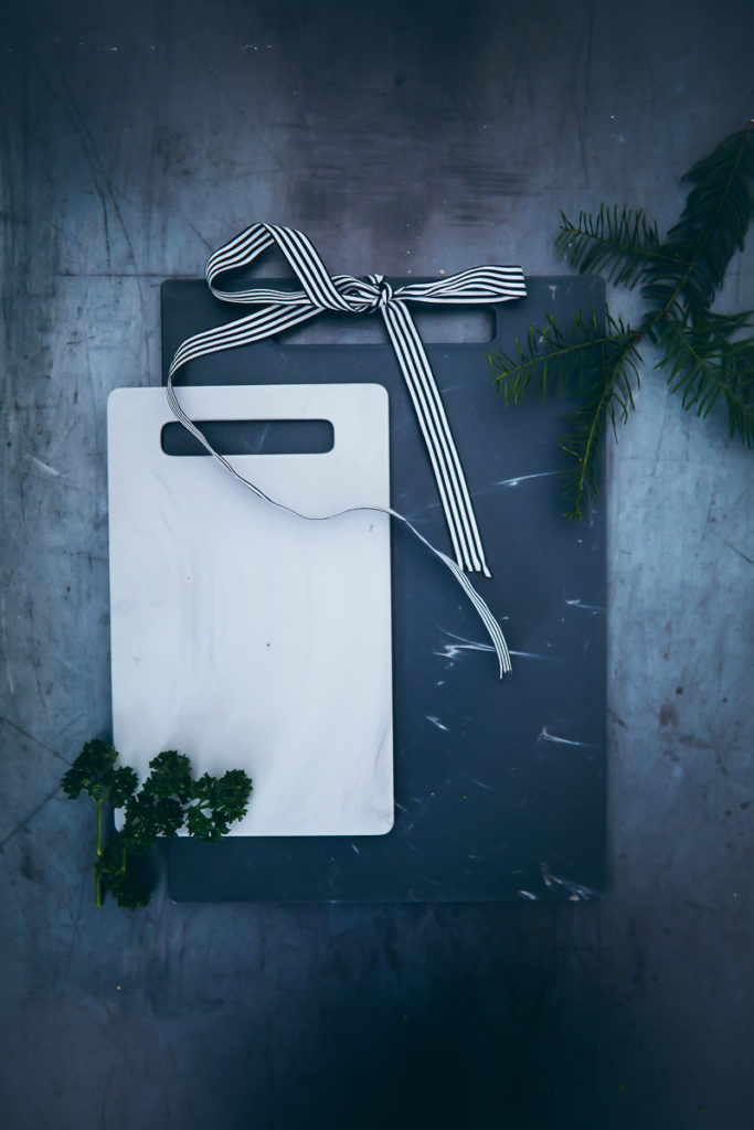 Marmor Schneidebrett Kunststoff Tchibo kitchen gadget küchenzubehör weihnachtsgeschenke für geniesser und hobbyköche foodstyling ausstechplätzchen zuckerzimtundliebe backblog 