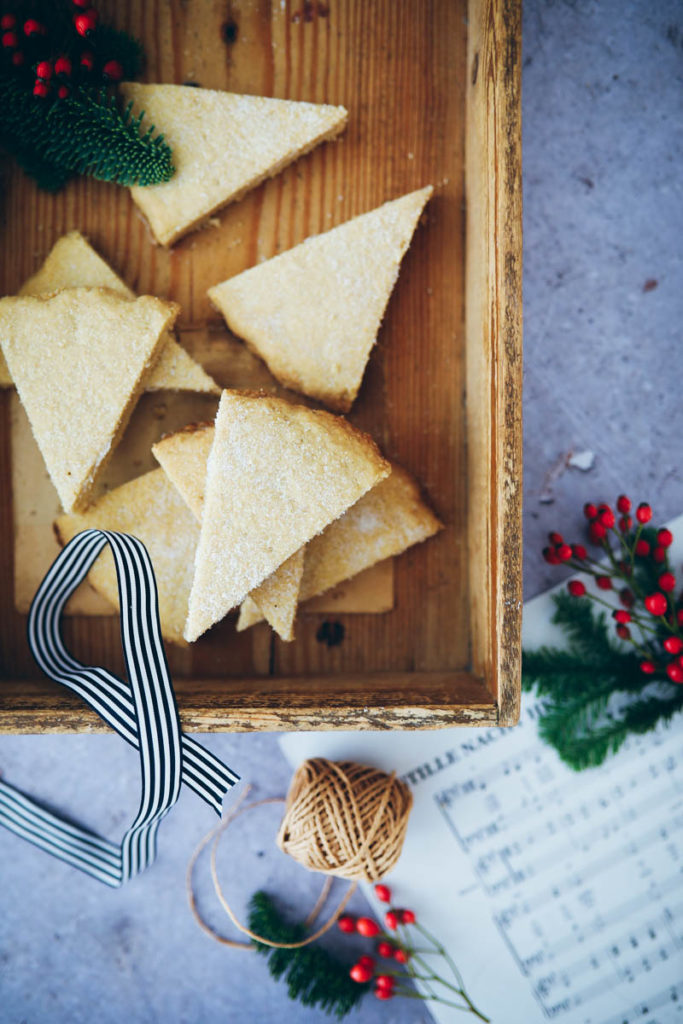 Shortbread Kardamom Weihnachtsplätzchen Rezept einfaches Shortbread Weihnachtsgewürze Weihnachtsgebäck backen weihnachtsbäckerei zuckerzimtundliebe foodblog backblog foodstyling food photography fuchs gewürze the bakefeed food 52grams