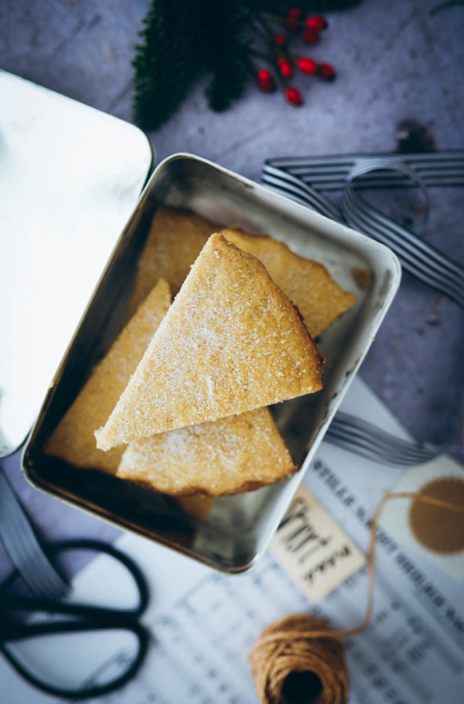Shortbread Kardamom Weihnachtsplätzchen Rezept einfaches Shortbread Weihnachtsgewürze Weihnachtsgebäck backen weihnachtsbäckerei zuckerzimtundliebe foodblog backblog foodstyling food photography fuchs gewürze the bakefeed food 52grams