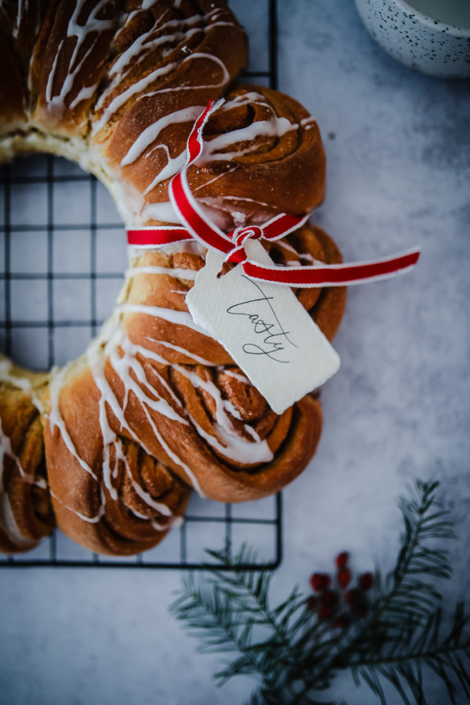 Zimtschnecke, Zimtschnecken kranz, hefeteig, hefeschnecke, zimtfüllung, zuckerzimtundliebe, foodblog, backblog, foodstyling, food photography, cinnamon roll wreath, cinnamon wreath, swedish cinnamon rolls, schwedische zimtschnecken, weihnachtsbäckerei, weihnachtsgebäck