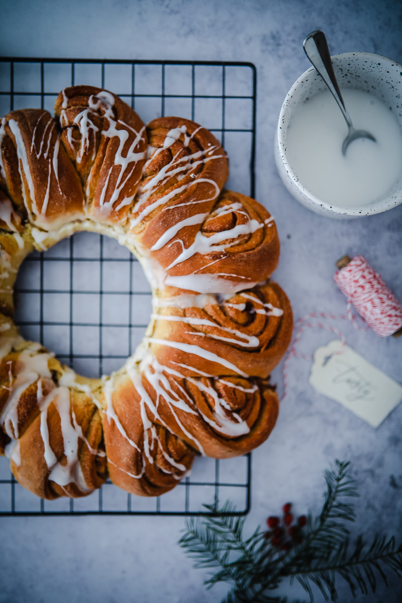Ein Zimtschnecken-Kranz Rezept mit Glasur – cinnamon roll wreath