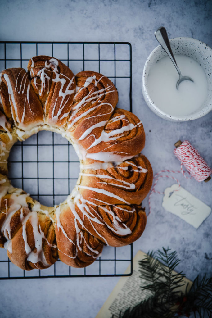 Zimtschnecke, Zimtschnecken kranz, hefeteig, hefeschnecke, zimtfüllung, zuckerzimtundliebe, foodblog, backblog, foodstyling, food photography, cinnamon roll wreath, cinnamon wreath, swedish cinnamon rolls, schwedische zimtschnecken, weihnachtsbäckerei, weihnachtsgebäck
