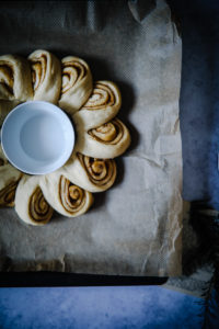 Zimtschnecke, Zimtschnecken kranz, hefeteig, hefeschnecke, zimtfüllung, zuckerzimtundliebe, foodblog, backblog, foodstyling, food photography, cinnamon roll wreath, cinnamon wreath, swedish cinnamon rolls, schwedische zimtschnecken, weihnachtsbäckerei, weihnachtsgebäck