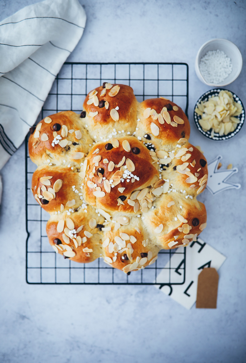 Rezept für Dreikönigskuchen – Hefebrötchen hier heute mal mit Schokostücken