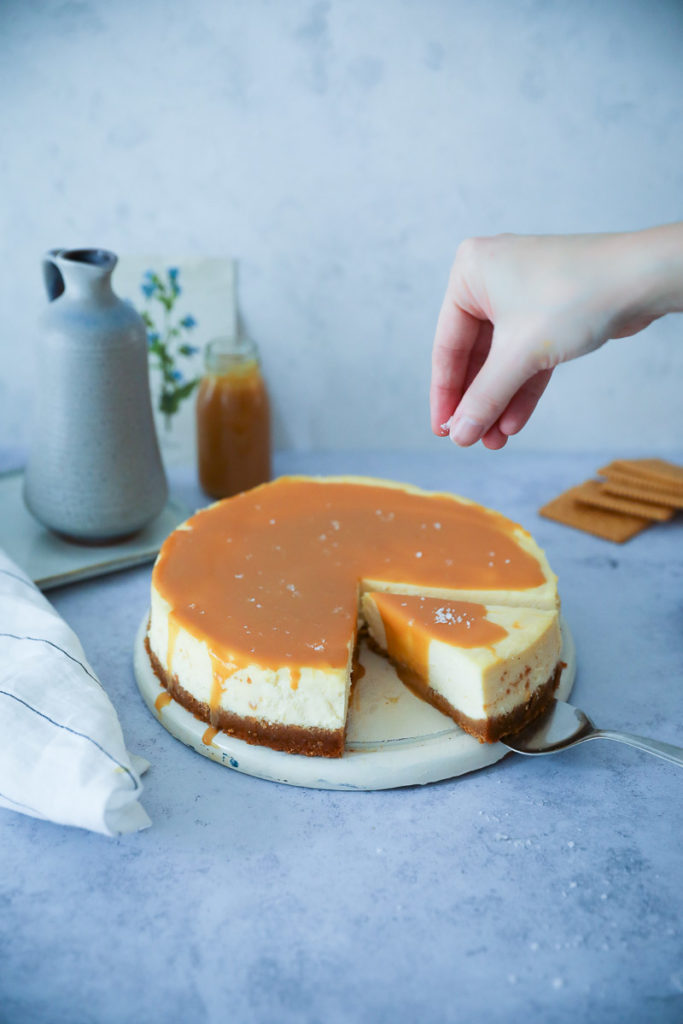 new york cheesecake rezept käsekuchen mit karamell sauce salted caramel foodstyling food photography the bakefeeed zuckerzimtundliebe foodblog backblog
