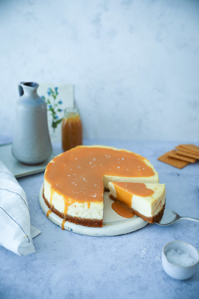 new york cheesecake rezept käsekuchen mit karamell sauce salted caramel foodstyling food photography the bakefeeed zuckerzimtundliebe foodblog backblog