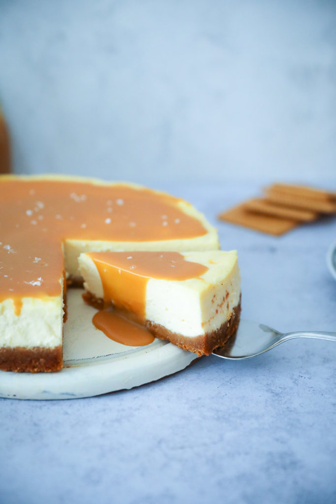 new york cheesecake rezept käsekuchen mit karamell sauce salted caramel foodstyling food photography the bakefeeed zuckerzimtundliebe foodblog backblog