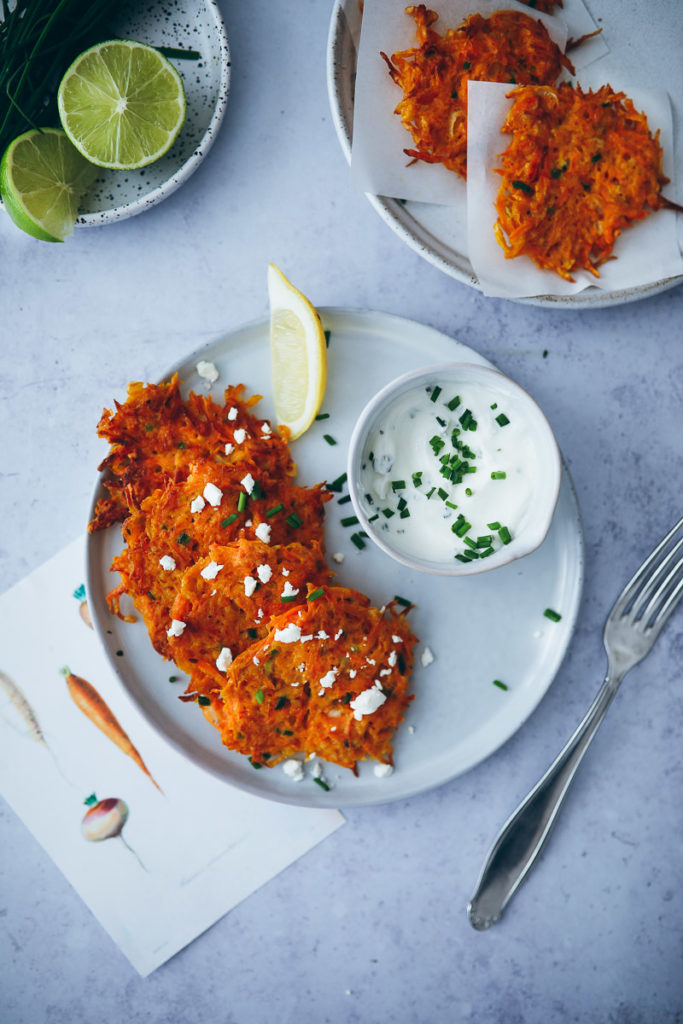 Möhrenpuffer Möhrenrösti möhrenrezept vegetarisches mittagessen beilage rösti selber machen low carb mittagessen kräuterquark feta foodblog zuckerzimtundliebe foodstyling carrot fritters roesti food photography the feedfeed
