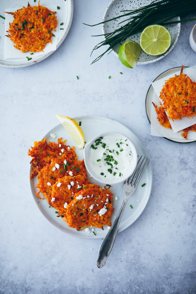Möhrenpuffer Möhrenrösti möhrenrezept vegetarisches mittagessen beilage rösti selber machen low carb mittagessen kräuterquark feta foodblog zuckerzimtundliebe foodstyling carrot fritters roesti food photography the feedfeed