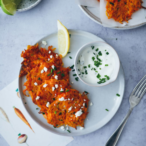 Möhrenpuffer Möhrenrösti möhrenrezept vegetarisches mittagessen beilage rösti selber machen low carb mittagessen kräuterquark feta foodblog zuckerzimtundliebe foodstyling carrot fritters roesti food photography the feedfeed