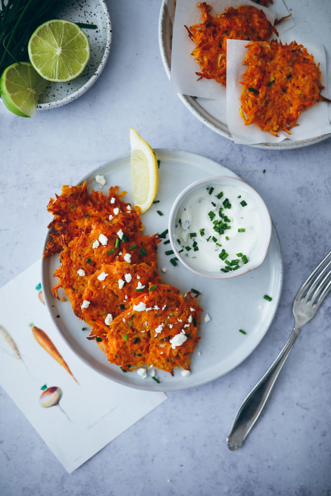 Möhrenpuffer Möhrenrösti möhrenrezept vegetarisches mittagessen beilage rösti selber machen low carb mittagessen kräuterquark feta foodblog zuckerzimtundliebe foodstyling carrot fritters roesti food photography the feedfeed