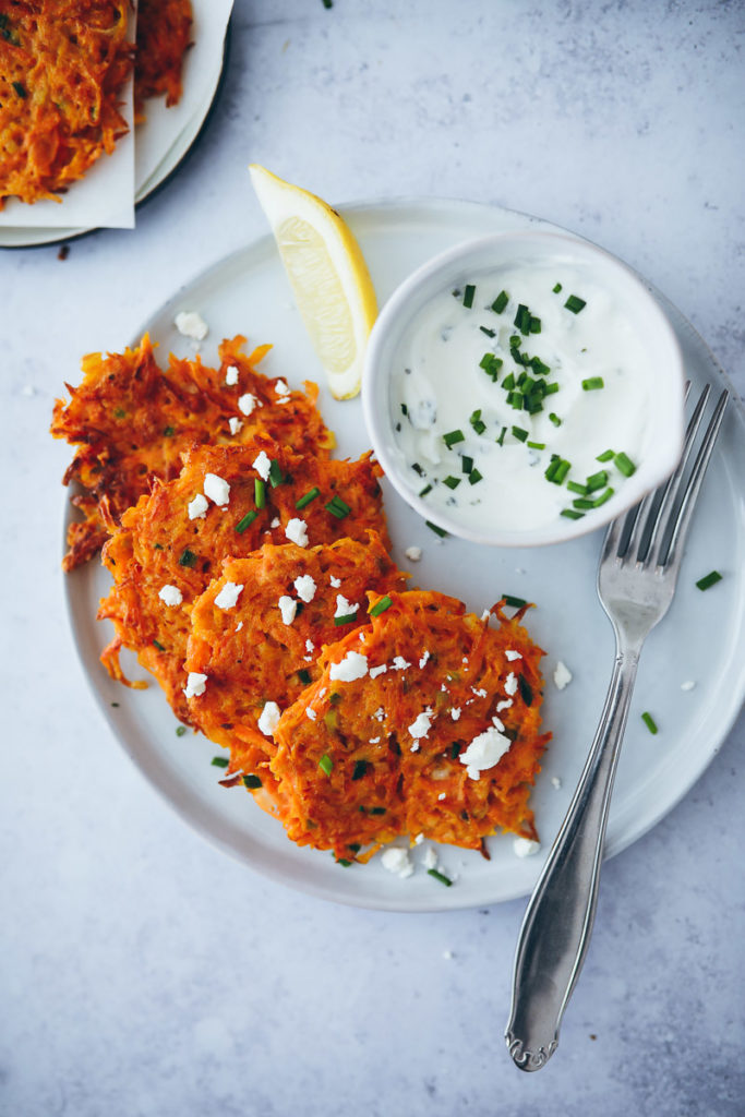 Möhrenpuffer Möhrenrösti möhrenrezept vegetarisches mittagessen beilage rösti selber machen low carb mittagessen kräuterquark feta foodblog zuckerzimtundliebe foodstyling carrot fritters roesti food photography the feedfeed