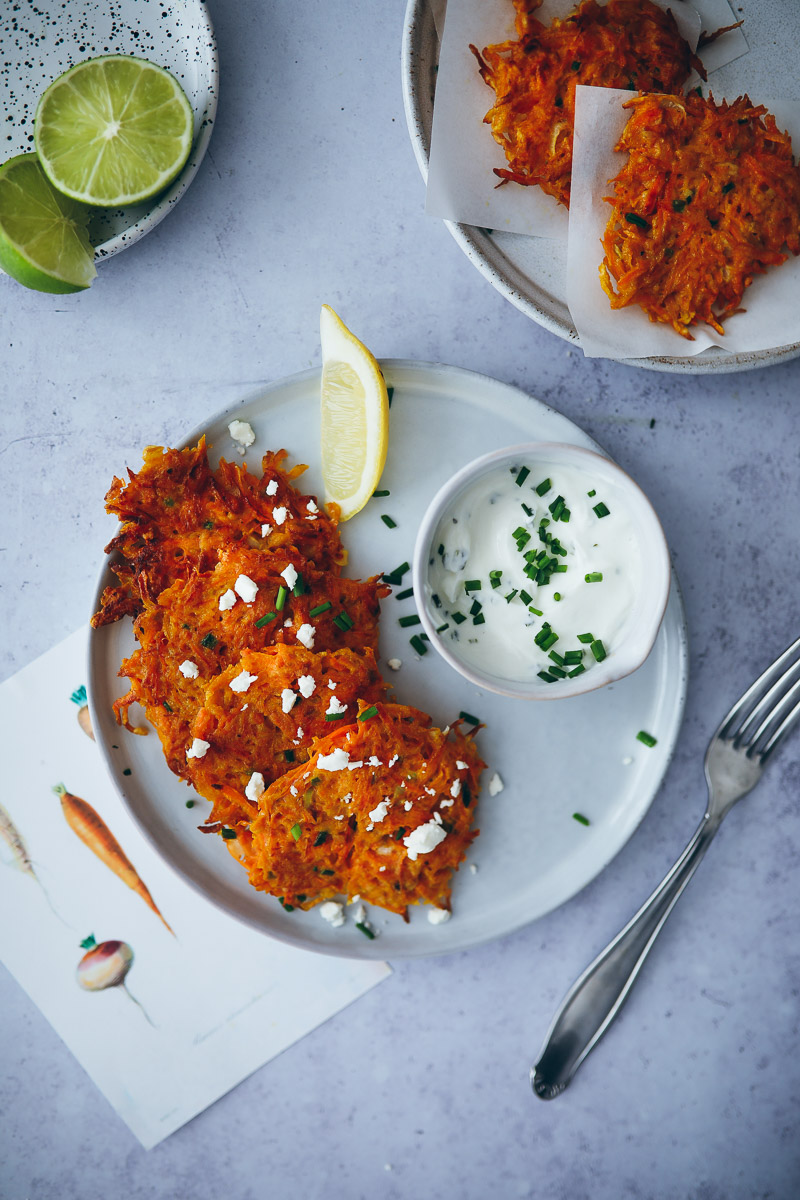 Rezept für leckere Möhrenpuffer oder Möhrenrösti mit Feta – ein einfaches kleines Mittagessen – carrot fritters