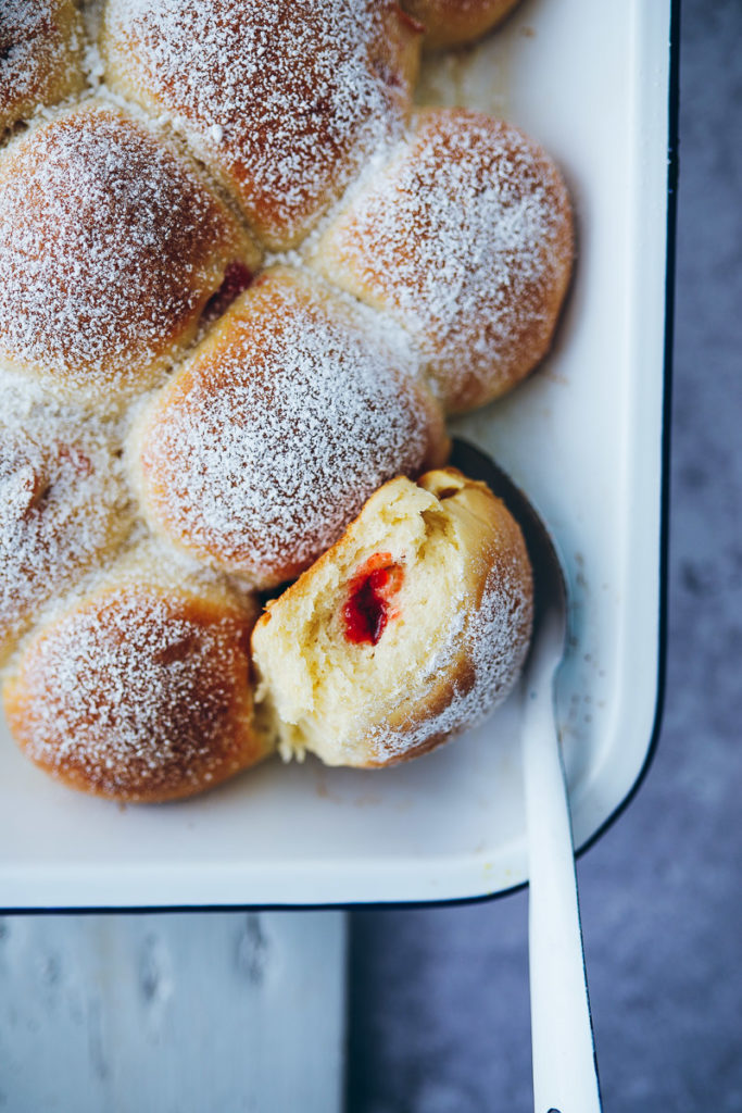Ofen Berliner Rezept ohne Frittieren Berliner selber backen donuts oven baked old fashioned zuckerzimtundliebe foodblog foodstyling marmeladenfüllung puderzucker gebäck hefeteig einfaches hefeteigrezept foodstylist the bakefeed backblog