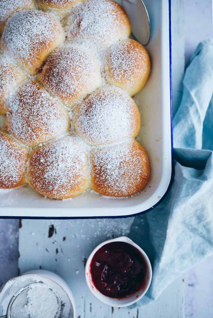 Ofen Berliner krapfen kreppel Rezept ohne Frittieren Berliner selber backen donuts oven baked old fashioned zuckerzimtundliebe foodblog foodstyling marmeladenfüllung puderzucker gebäck hefeteig einfaches hefeteigrezept foodstylist the bakefeed backblog