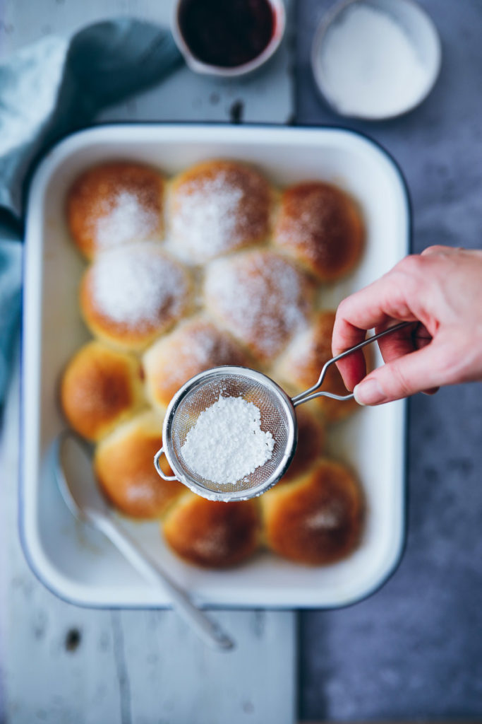 Ofen Berliner Rezept ohne Frittieren Berliner selber backen donuts oven baked old fashioned zuckerzimtundliebe foodblog foodstyling marmeladenfüllung puderzucker gebäck hefeteig einfaches hefeteigrezept foodstylist the bakefeed backblog