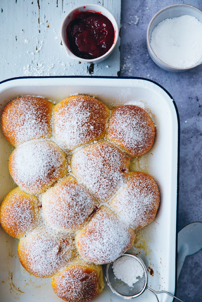 Ofen Berliner krapfen kreppel Rezept ohne Frittieren Berliner selber backen donuts oven baked old fashioned zuckerzimtundliebe foodblog foodstyling marmeladenfüllung puderzucker gebäck hefeteig einfaches hefeteigrezept foodstylist the bakefeed backblog