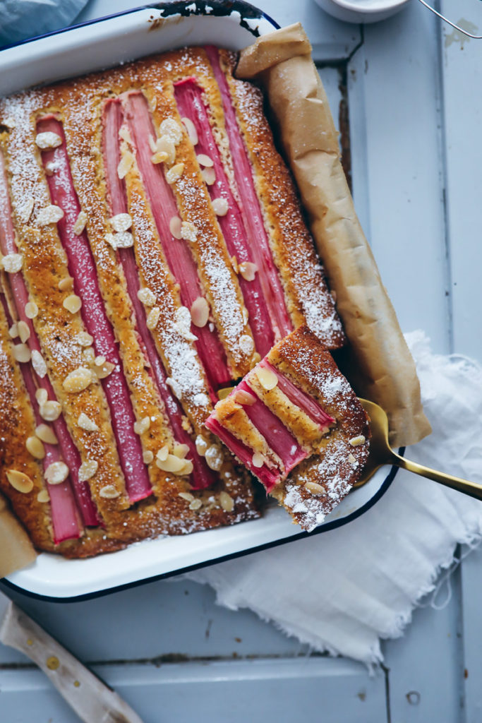Einfaches Rhabarber Kuchen Rezept Nusskuchen Blechkuchen easy rhubarb cake zuckerzimtundliebe foodblog backblog food styling bakefromscratch the bakefeed haselnuss hazelnut nut cake