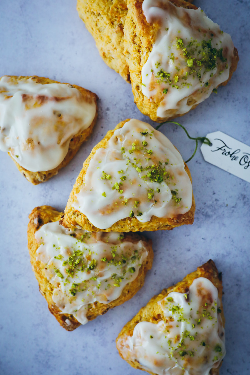Rezept für Carrot Cake Scones mit Pekannüssen und Pistazien – perfekt zum Osterfrühstück {enthält Werbung}