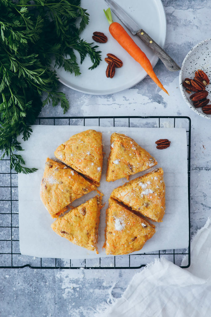 Carrot Cake Scones Möhrenkuchen Scones Möhrenbrötchen Osterfrühstück Rezept Ostern Osterrezept carrot cake möhrenkuchen rüblikuchen seeberger Pekannüsse Pistazien foodstyling food photography