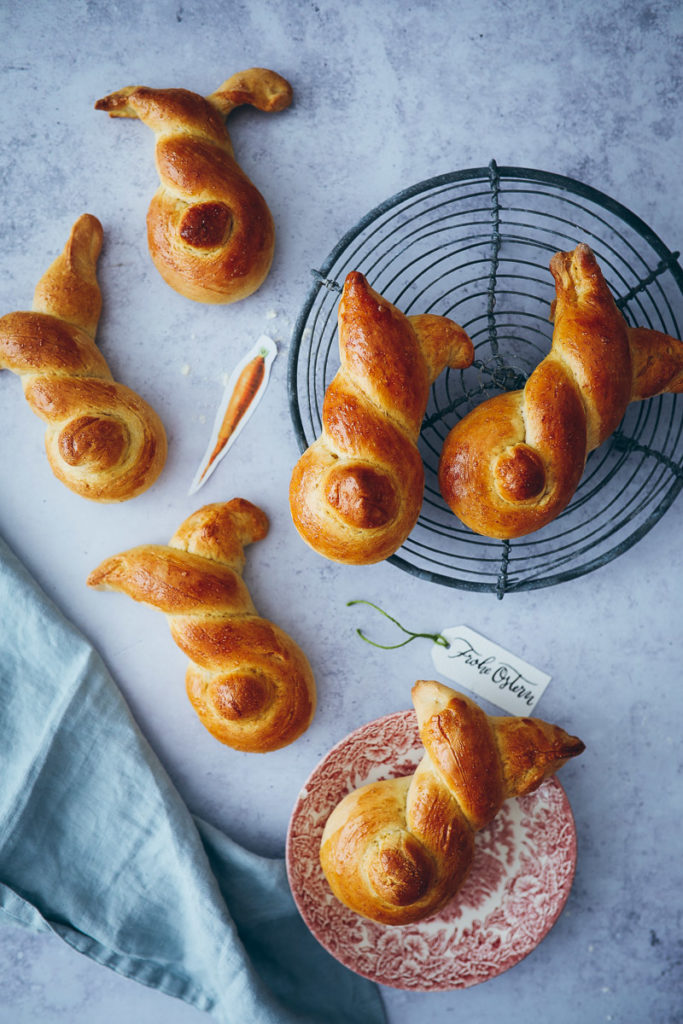 Hefeteig Osterhasen Weckmänner Osterfrühstück Hefeteig mit Trockenhefe Osterrezepte Osterbackrezept Backen mit Kindern easter recipes osterfrühstück osterbrunch ideen ostern backen the bakefeed easter baking foodstyling foodstylist food photo backblog