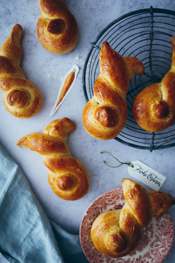Hefeteig Osterhasen Weckmänner Osterfrühstück Hefeteig mit Trockenhefe Osterrezepte Osterbackrezept Backen mit Kindern easter recipes osterfrühstück osterbrunch ideen ostern backen the bakefeed easter baking foodstyling foodstylist food photo backblog