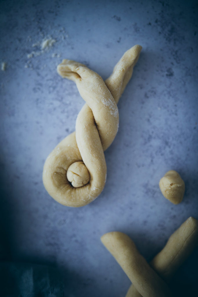 Hefeteig Osterhasen Weckmänner Osterfrühstück Hefeteig mit Trockenhefe Osterrezepte Osterbackrezept Backen mit Kindern easter recipes osterfrühstück osterbrunch ideen ostern backen the bakefeed easter baking foodstyling foodstylist food photo backblog