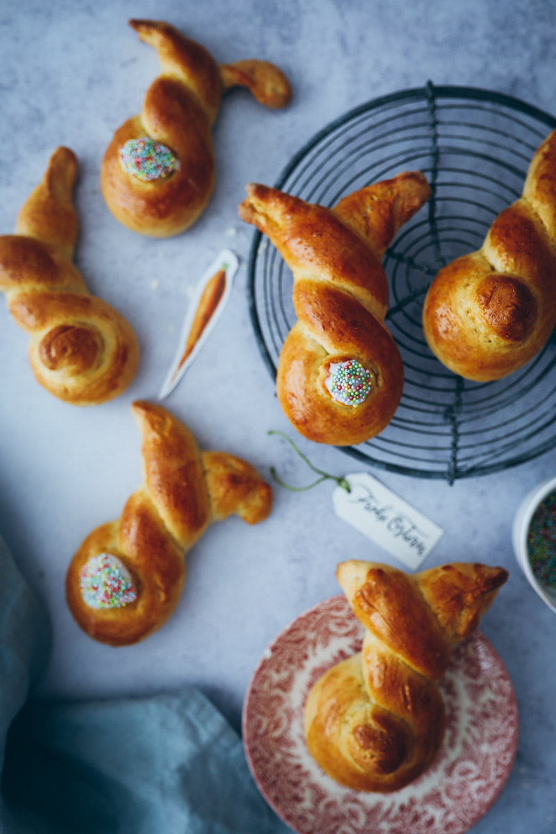 Hefeteig Osterhasen Weckmänner Osterfrühstück Hefeteig mit Trockenhefe Osterrezepte Osterbackrezept Backen mit Kindern easter recipes osterfrühstück osterbrunch ideen ostern backen the bakefeed easter baking foodstyling foodstylist food photo backblog