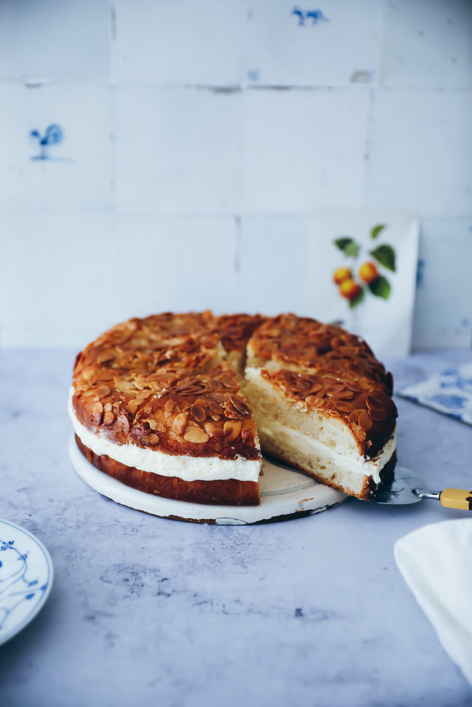 Bienenstich rezept springform einfacher hefeteig kuchenklassiker rezept foodstyling food photography bee sting cake german baking recipe backrezept zuckerzimtundliebe german foodblog foodstylist