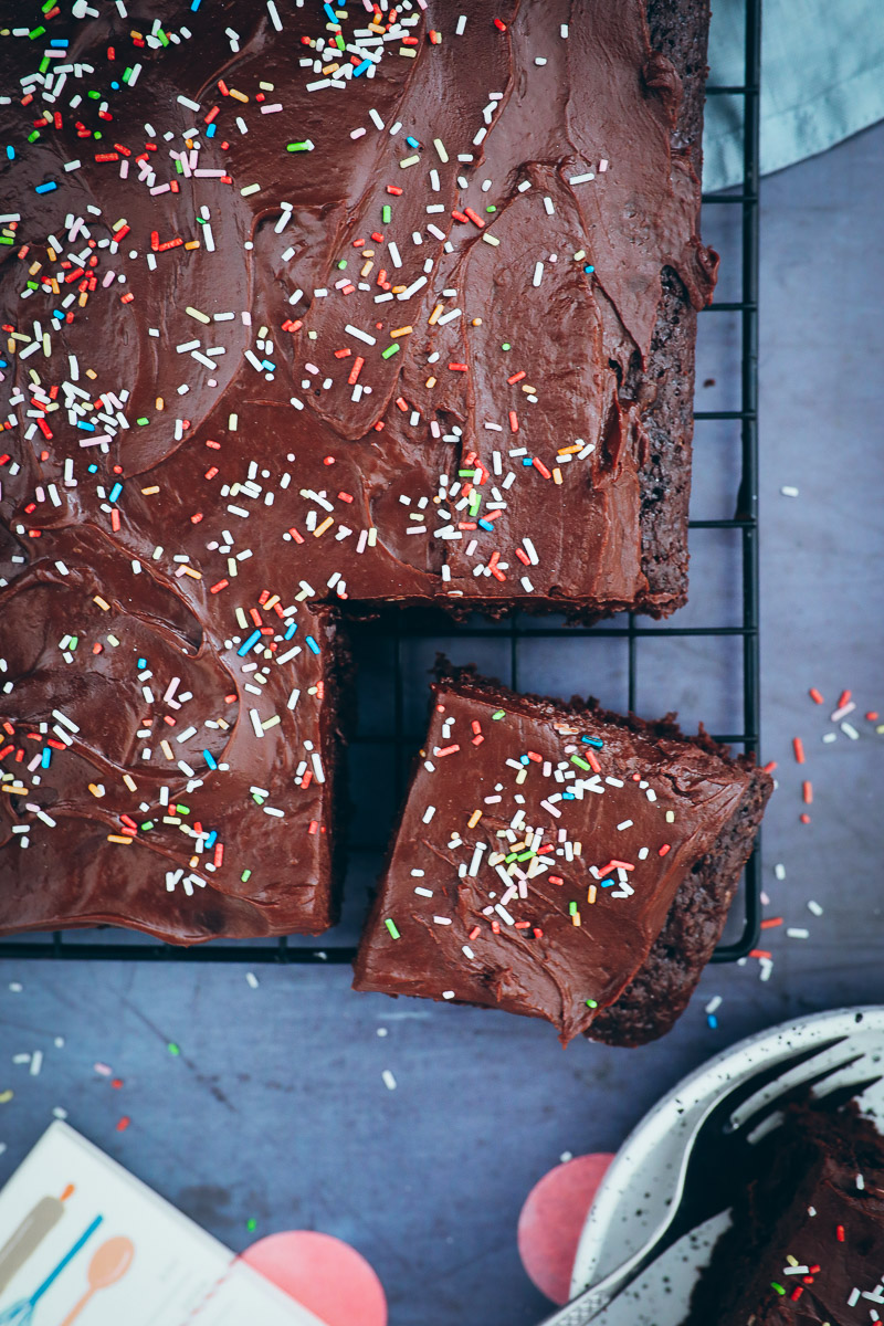 Schokokuchen Blech Geburtstagskuchen Kindergeburtstag kuchen für kuchenbuffet idee rezeptidee backen backrezept zuckerzimtundliebe chocolate sheet cake schokoladen ganache chocolate ganache foodstyling food photography cake sprinkles bakefeed