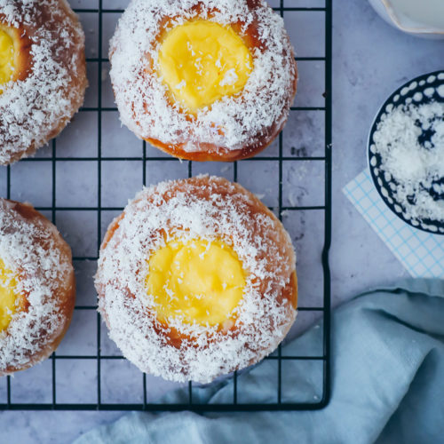 Skoleboller skolebrod norwegische hefeschnecken mit vanillecreme füllung creme patisserie konditorcreme zuckerguss und kokosnuss norwegian custard buns recipe foodstyling backerezept einfacher hefeteig hefegebäck teilchen vanillefüllung foostylist food photography backblog foodblog buns