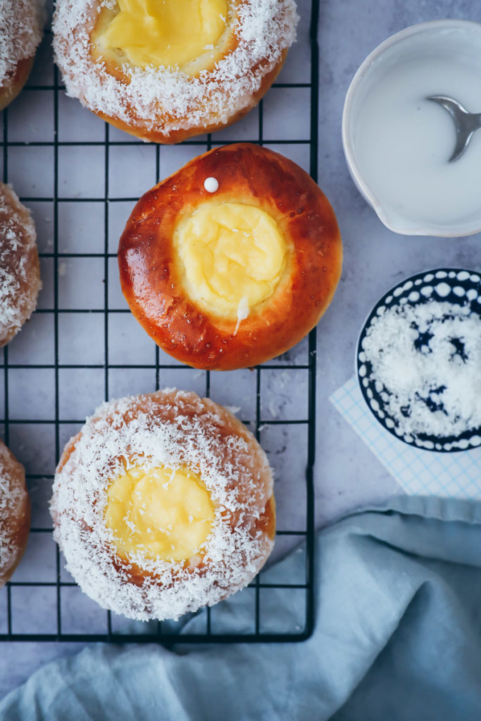 Skoleboller skolebrod norwegische hefeschnecken mit vanillecreme füllung creme patisserie konditorcreme zuckerguss und kokosnuss norwegian custard buns recipe foodstyling backerezept einfacher hefeteig hefegebäck teilchen vanillefüllung foostylist food photography backblog foodblog buns
