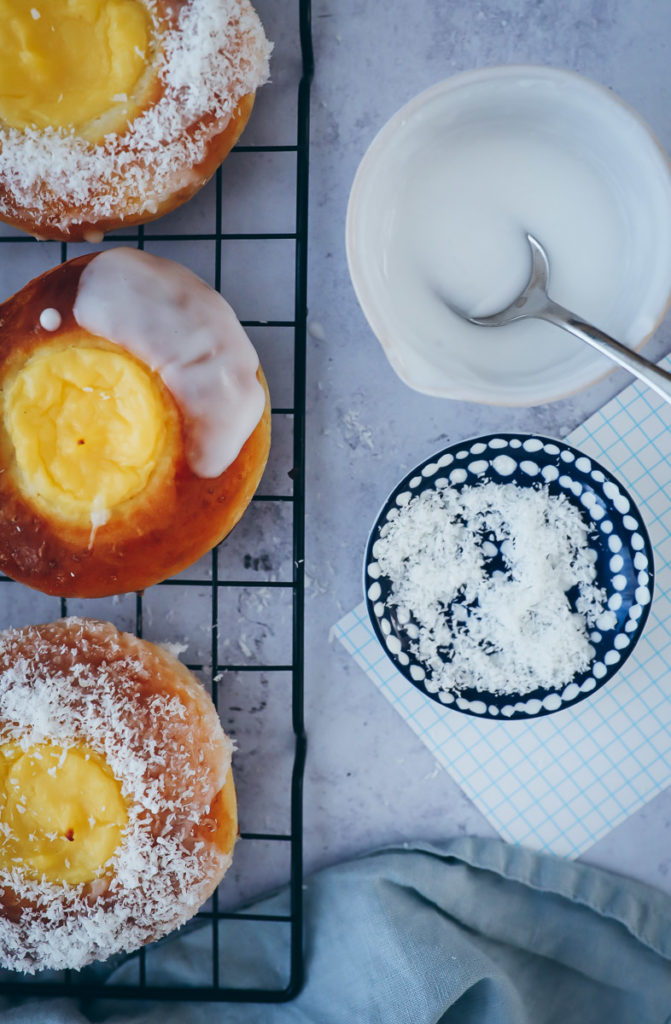 Skoleboller skolebrod norwegische hefeschnecken mit vanillecreme füllung creme patisserie konditorcreme zuckerguss und kokosnuss norwegian custard buns recipe foodstyling backerezept einfacher hefeteig hefegebäck teilchen vanillefüllung foostylist food photography backblog foodblog buns